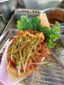 路边摊炸的里脊是哪种口味的_酥脆里脊，酱香四溢，街头美味等你寻！