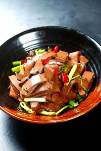 鲜猪血怎样煮成嫩又松的血块_盐水凝固猪血，去腥增弹有技巧