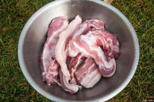 猪肉片要不要焯水吗_猪肉是否焯水？看烹饪方式！