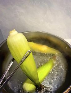 蒸玉米前要洗一下吗_洗净泡1-2小时，带皮须蒸更香甜！