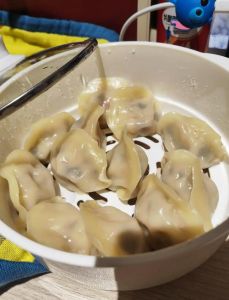 速冻水饺蒸几分钟熟_8-25分钟，看馅料新旧，注意间距火力