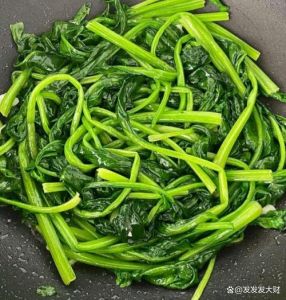 菠菜焯水冷水下锅行吗_菠菜焯水冷水慢，热水快，加料更翠绿