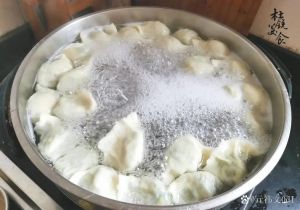 猪肉水饺5分钟熟了吗_饺子怎么煮？新鲜冷冻时间不同，技巧看这里！