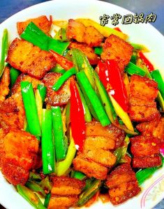 回锅肉一定要煮熟肉再切片炒吗_先煮后炒，肥而不腻这样做