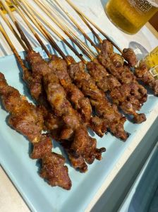 烤羊肉串怎样才算熟_烤羊肉串要烤熟，选对肉腌好，掌握火候