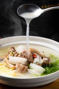 逆水寒虾仁莼菜羹，鲜香清爽，象征真挚友情！