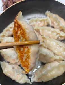 生饺子可以直接煎熟吗_生饺子直接煎，酥脆简单易学！