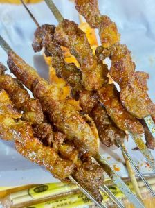 羊肉串烤成什么样就熟了_和田羊肉串烤到棕黄带油光，孜然辣椒香喷喷！