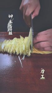 土豆怎么切丝图解_切土豆丝小窍门，轻松切出均匀细丝