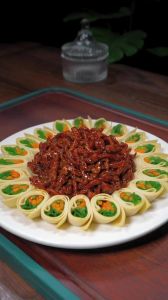 京酱肉丝能用黄豆酱_苏式咸甜酱香，豆皮卷饼绝配