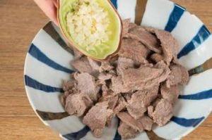 1cm厚牛肉片煮几分钟熟_涮牛肉变色即捞出最鲜嫩