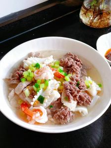 煮粿条的家常做法_猪骨汤粿条，柔韧鲜美！