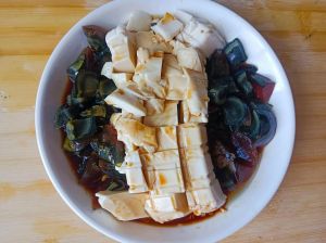 皮蛋内酯豆腐的汁儿的做法窍门_皮蛋豆腐拌酱汁，清爽开胃，夏日美味！