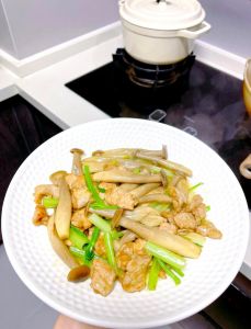 鹿茸菇炒肉的家常做法_家常鹿茸菇炒五花肉