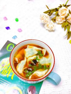 饺子酸汤汁的家常做法_饺子馅肥瘦37，料水打水技巧，蔬菜杀水拌油，酸汤热油提鲜，饺子鲜香多汁