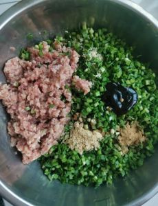 韭菜馅饺子蒸多长时间能熟_蒸韭菜饺子多长时间？掌握火候不黄馅香