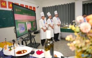 大学生在酒店自制创意美食全过程分享：自己录制的小视频详细展示食材准备与特色做法