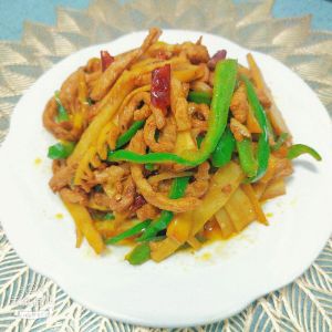 炒笋丝的家常做法_素食清香或荤素香辣，简单美味！