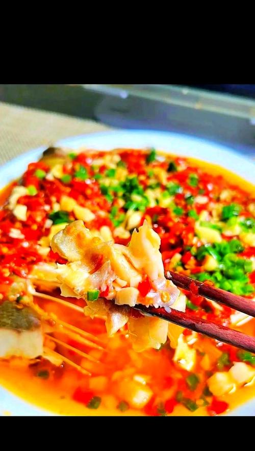 剁辣椒蒸鱼的做法_鲜辣下饭，美味解馋