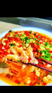 剁辣椒蒸鱼的做法_鲜辣下饭，美味解馋