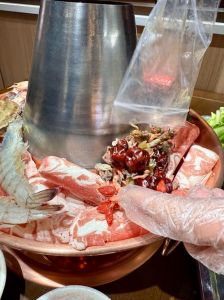汆锅底的家常做法_汆锅东北酸菜五花肉，鲜香解腻好选择