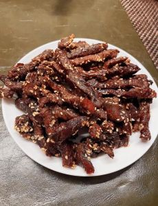 油炸干肉皮的做法大全_肉皮处理与炸制方法