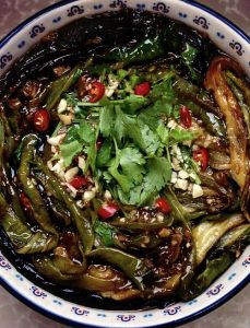 酱茄子的家常做法_长茄焖黄豆酱，香脆入味好下饭