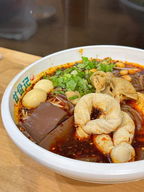 四川肥肠粉正宗做法_清洗肥肠熬高汤，麻辣鲜香好滋味！