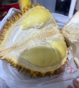 开榴莲最简单的方法_挑榴莲看外形刺，咚咚闷响味浓郁，内皮炖汤味更佳