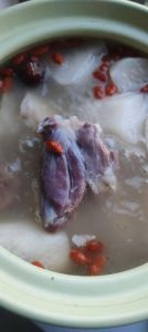 清炖羊腿的家常做法_肉质鲜嫩，热汤鲜美，简单美味！