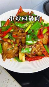 正宗回锅肉怎么炒_肥瘦相间，煮炒有诀窍！