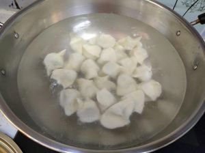 冷冻熟饺子怎么加热_多种加热法，熟饺子这样吃口感好！