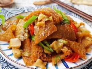 炸猪皮皮肚的做法_皮肚制作方法，炸后香脆可口