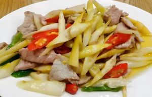 冬笋炒肉的家常做法_冬笋炒五花肉，焯水去涩增鲜，快炒5分钟鲜嫩可口！
