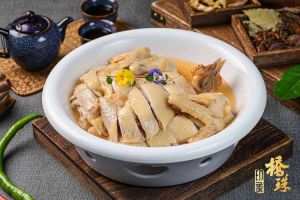 水蒸鸡的正宗做法_选对鸡腌好火候准