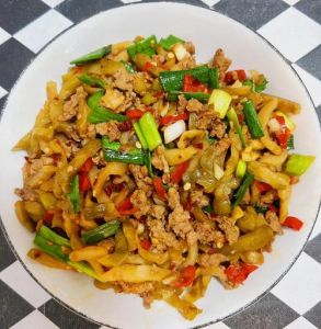 炒肉丝焯水的正确方法_焯水保绿腌嫩滑，肉丝蔬菜分层炒