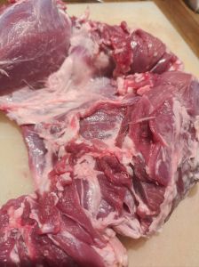 新鲜羊肉需要焯水吗_羊肉焯水看新鲜？炖肉就两味！