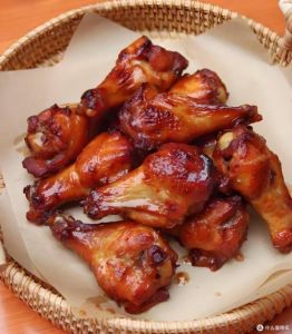 鸡腿肉里面带红色是没煮熟吗_鸡腿发红不一定没熟？看紧实度温度和异味！