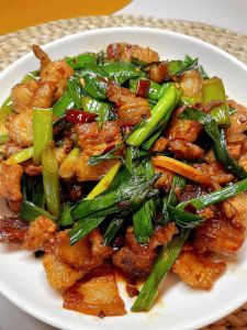 回锅肉的家常做法_酱香浓郁，去腥增香