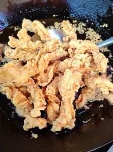 油炸酥肉炸几分钟_炸酥肉火候技巧，在家轻松做酥脆