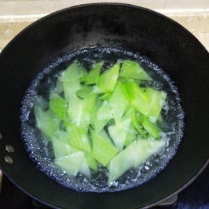 莴笋水煮几分钟就熟了_水煮莴笋时间全攻略，脆嫩营养这样煮！