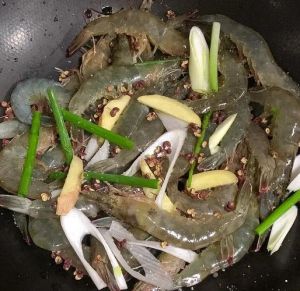 煮冻虾的正确步骤_耐心解冻加盐，姜料酒去腥，细洗去虾线，沸水煮虾壳微张即熟