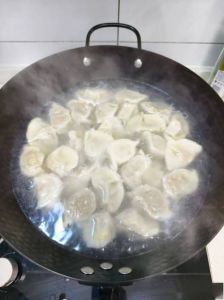 饺子不解冻直接下锅可以吗_温水下锅，点水防粘，皮薄馅足不破裂！