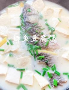 鲫鱼炖豆腐的家常做法_鲫鱼煎豆腐，鲜嫩营养，豆腐胜牛奶！