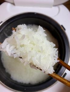 隔水蒸米饭的正确方法_短粒粘稠长粒水足，浸泡控水很重要