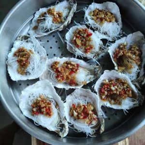 生蚝最简单的四种家常做法_家常生蚝做法，简单美味，香煎姜葱胡椒油盐，海鲜好滋味！