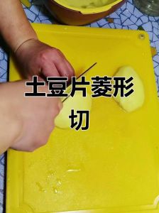 土豆切片方法图解_削皮控刀切土豆，片丝均匀口感佳