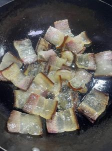 腊肉炒之前的焯水方法是什么_焯水蒸洗炒，配彩椒荷兰豆更香！