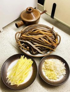 响油鳝糊做法_焯水去腥，爆香煸炒，入味浓稠！