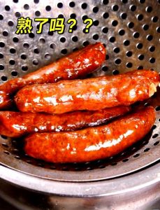 煮香肠的正确方法_温水洗香肠，冷水下锅煮更鲜嫩